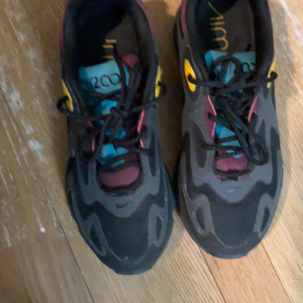 Lightly  used Nike  air max 200